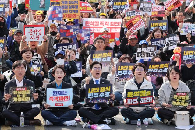 야5당, 광화문서 '尹 파면' 촉구… "위헌 포고령 한 장만으로 충분"