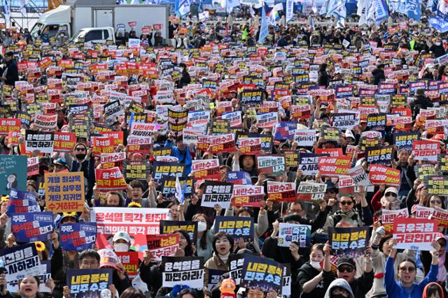 "이번 주 가장 빠른 날 신속한 파면을"… 총력전 이어가는 野