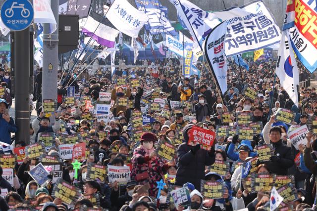 [현장] "다음 주말엔 집에서 편히 쉬고파"… '尹 탄핵 찬반 집회' 막판 총력전