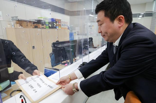 Attorney Boo Ji-seok, legal representative for the late Kim Sae-ron’s family, submits a complaint at the Seoul Metropolitan Police Agency regarding a defamation case against YouTuber Lee Jin-ho, Monday. Yonhap