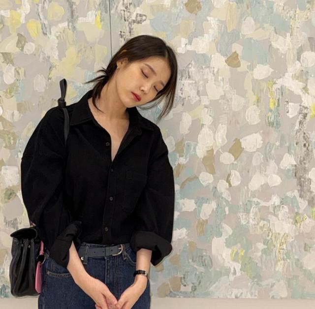 In her daily life, IU shows off a simple and understated charm. Captured from IU's social media 