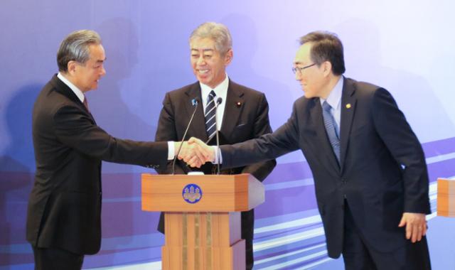 "한중일, 협력할 공간 넓어져"...'北비핵화, 역사 문제'는 숙제로