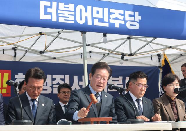 野 12년 전엔 '윤석열 구하기', 이번엔 "尹 파면" 외치며 천막 쳤다