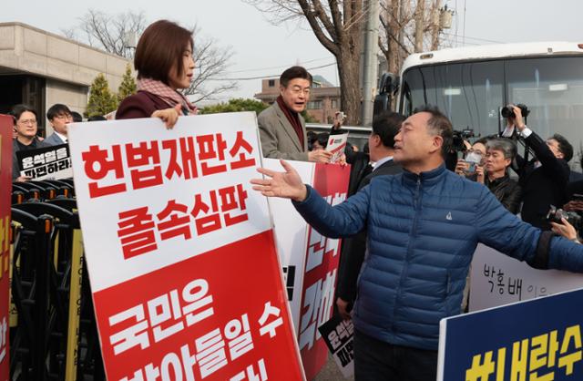 경찰 "尹 선고 때 헌재 앞 진공 상태, 국회의원도 예외 없다"