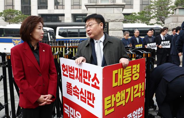 양비론의 함정, 극우 파시즘의 도래