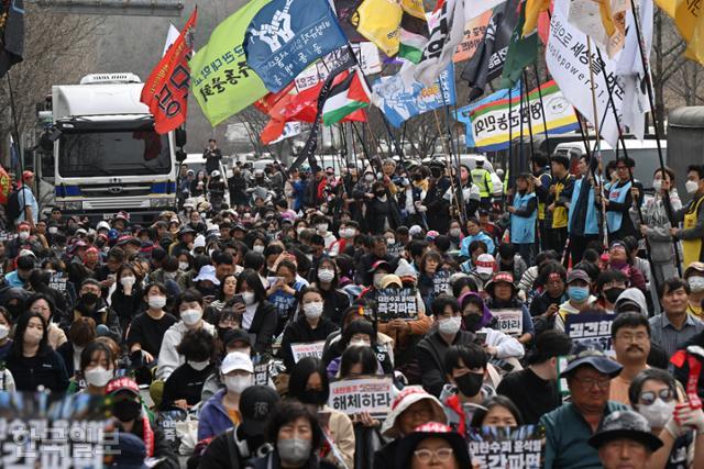 트랙터 막자 트랙터 실은 트럭 등장… 전농, 남태령서 '尹 파면' 집회