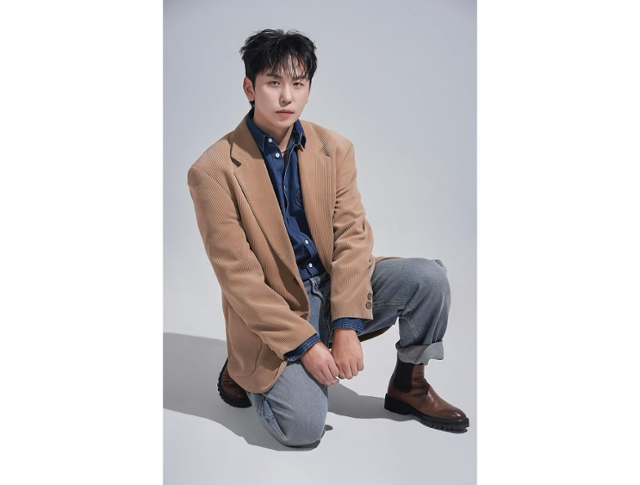Lee Won-seok announces his divorce nearly three years after the fact. Captured from Lee's social media
