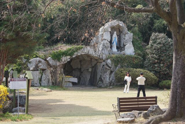 People visiting Gasil Cathedral in  Chilgok, North Gyeongsang Province, enjoy the spring day while taking photos in various spots, on April 3. Hankook Ilbo 