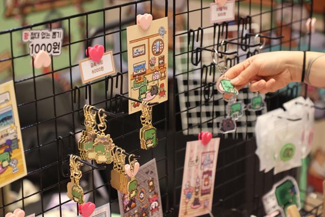 A visitor browses keyrings and other items at the K-Illustration Fair Seoul at COEX in Seoul’s Gangnam District, Feb. 6. Yonhap
