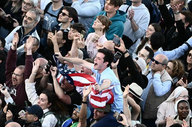 A man waves a U.S. flag on St. Peter's Square as the newly elected pope is announced in the Vatican on May 8. AFP-Yonhap