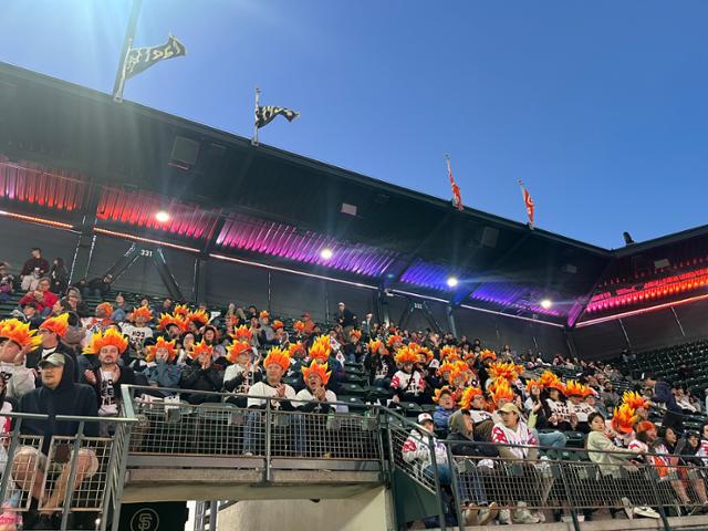 Members of Lee Jung-hoo’s fan club, Hoo Lee Gans, watch the game from the outfield seats Tuesday at Oracle Park in San Francisco. Hankook Ilbo
