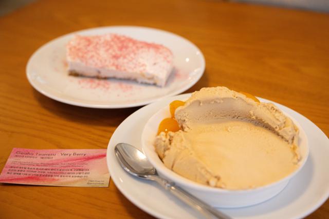Geisha gelato and tiramisu served at Oas Roasters / Korea Times file