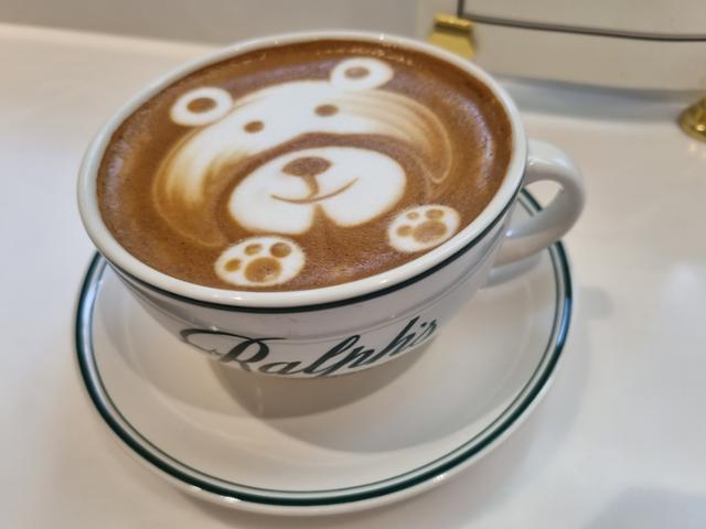 A latte from Ralph’s Coffee features latte art in the shape of the brand’s signature bear. Korea Times