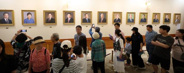 The main building of the former presidential compound is crowded with visitors, Friday. Yonhap 