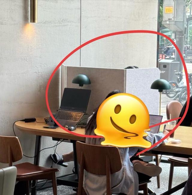 A photo of a  “nuisance cafe studier” at Starbucks sparks debate on Threads. Captured from Threads 