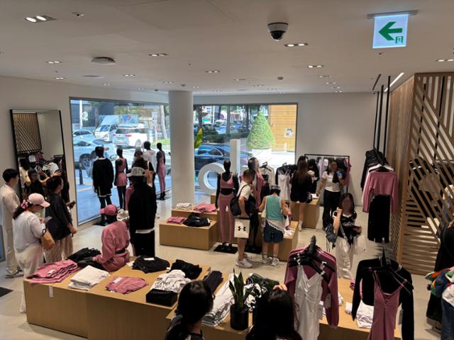 Visitors crowd the Alo store in Seoul’s Gangnam District on Aug. 7. Hankook Ilbo