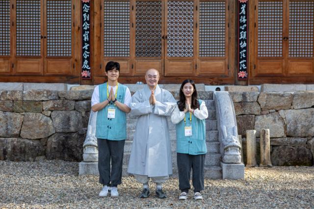 Participants of 'I Am Jeollo' join Ven. Myojang during the temple stay dating program. Courtesy of Bulkwang Media