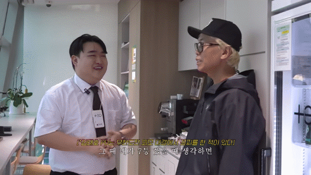 Producer Kim Tae-ho, right, talks about 'Infinite Challenge' while appearing on a YouTube variety show filmed at the office of his production company TEO in Sangam-dong, Mapo District, Seoul. Screenshot from TEO Office