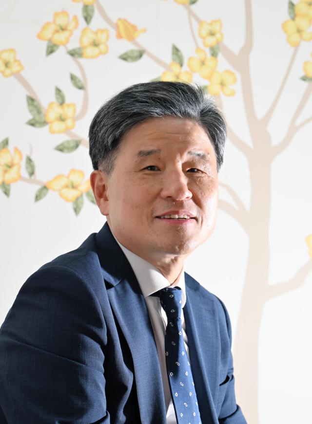 Couples therapy has become so common that even engaged couples now seek counseling before marriage. Among those Park Sung-deok has counseled was an 88-year-old and a 90-year-old couple, brought in by their children who hoped to see them reconcile before they passed away. Hankook Ilbo