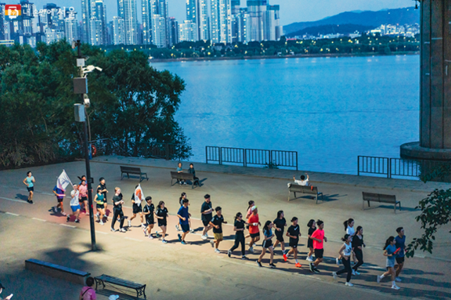 People run in groups along the Han River Park in Seoul. Captured from Seoul Metropolitan Government blog