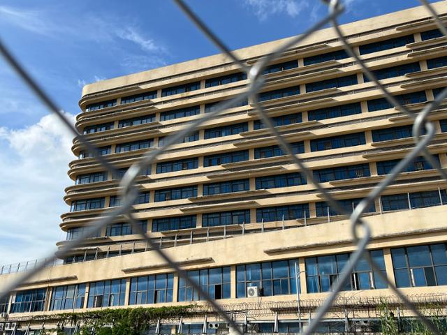 The exterior of the Mango compound in Kampong Speu Province, on the outskirts of Phnom Penh, Cambodia, on Thursday. The site, once notorious for torture and voice phishing crime operations, now appears abandoned. Hankook Ilbo