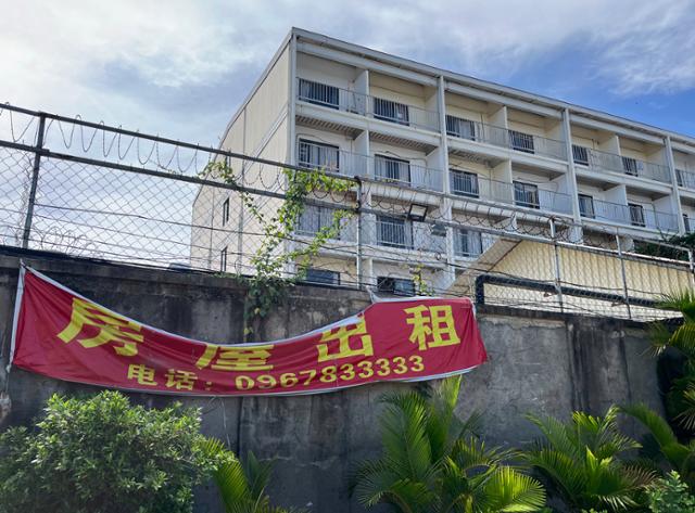 A banner reading “For rent” hangs at the entrance of the Wongu compound near Phnom Penh, Cambodia, on Thursday. Hankook Ilbo