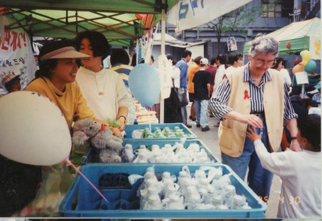 Sister Joanna Moon Ae-hyeon sells sesame oil during one of the community’s fundraising events. Courtesy of the Magdalena Community