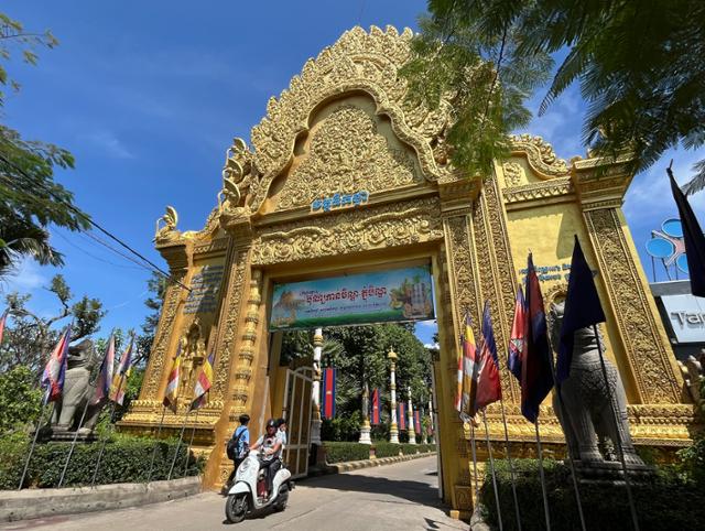 The entrance to Tuktla Temple in Phnom Penh, Cambodia / Hankook Ilbo