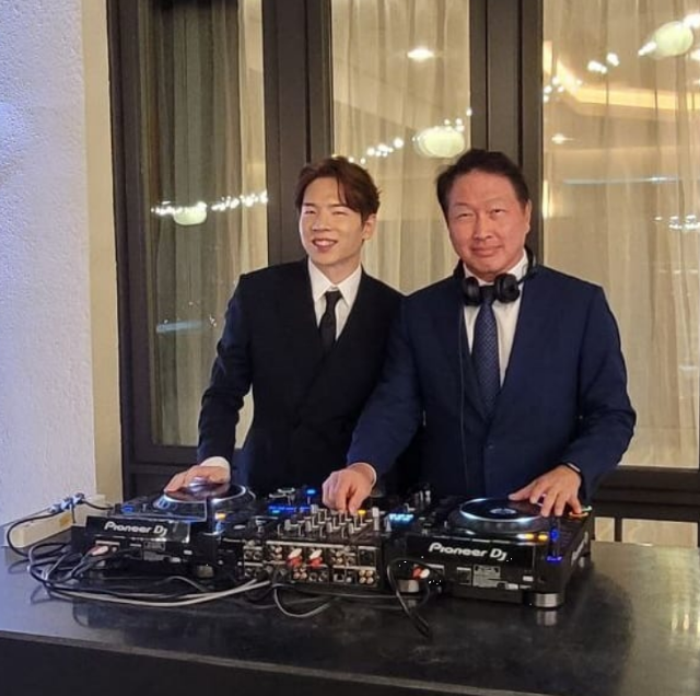 Han Seok-hyun, left, known as Raiden, stands with SK Group Chairman Chey Tae-won. Captured from Chey's social media