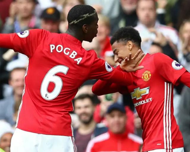 Paul Pogba, left, and Jesse Lingard celebrate a goal while playing for Manchester United during the 2016–17 Premier League season. Reuters-Yonhap