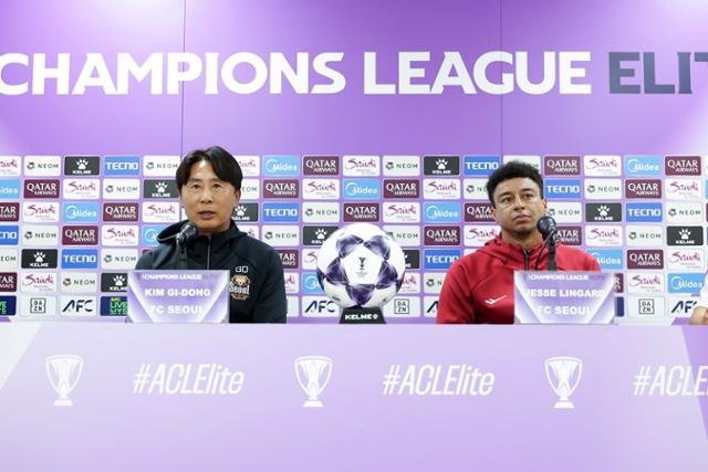 Kim Gi-dong, left, head coach of FC Seoul, and Jesse Lingard attend an official press conference ahead of the 2025–26 Asian Football Confederation Champions League Elite league-stage Matchday 1 against FC Machida Zelvia at Machida Gion Stadium in Japan, Sep. 15. Courtesy of Korea Professional Football League