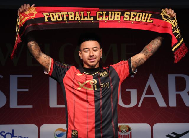 Jesse Lingard poses during an official press conference announcing his signing with FC Seoul at Seoul World Cup Stadium, Feb. 8, last year. Yonhap