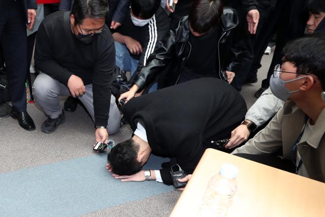 Chun Woo-won bows deeply to the families of victims of the May 18 Gwangju Democratic Uprising as he apologizes on behalf of his grandfather at the May 18 Memorial Culture Center in Gwangju on Mar. 31, 2023. Yonhap  
