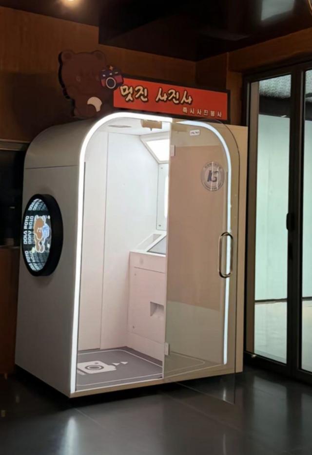 An instant photo booth installed in Pyongyang / Courtesy of Kang Dong-wan