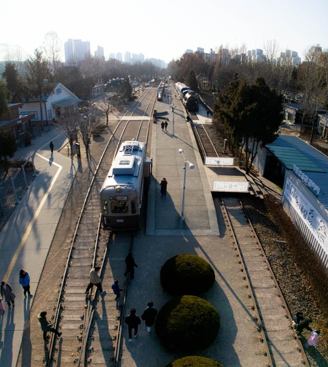 Families with young children visit Hwarangdae Railroad Park in Seoul. Hankook Ilbo