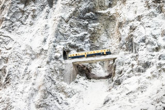 A model train runs through a mountain tunnel beneath the Matterhorn exhibit at the Swiss Pavilion of Nowon Train Village in Seoul. Hankook Ilbo
