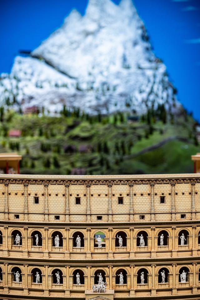 The Dolomites rise behind the Colosseum exhibit at the Italian Pavilion of Nowon Train Village at Hwarangdae Railroad Park in Seoul. Hankook Ilbo