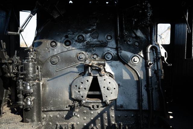 The coal chute of the Mika-5 No. 56 steam locomotive on display at Hwarangdae Railroad Park in Seoul / Hankook Ilbo