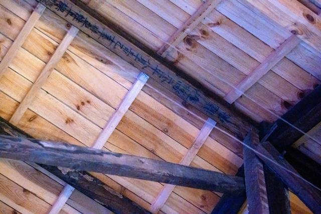 The preserved wooden ceiling of the Hwarangdae Station Museum at Hwarangdae Railroad Park in Seoul / Hankook Ilbo