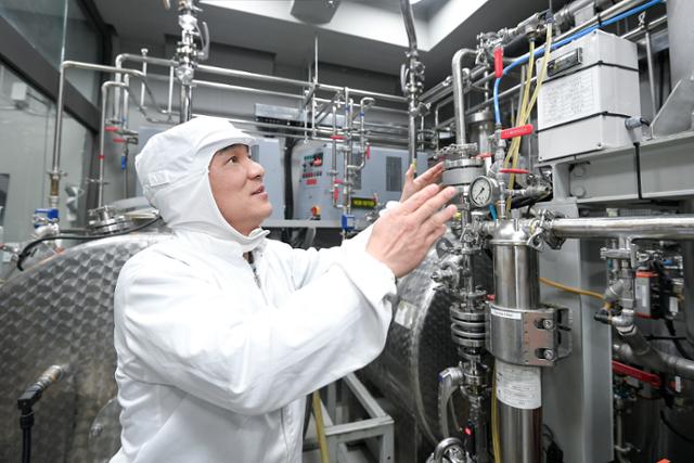 Park Jung-yong, CEO of Queensbucket, checks a sesame oil production machine at the company’s factory in central Seoul on Jan. 2. Hankook Ilbo