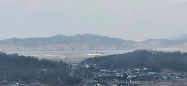 A view of North Korea from the top of a cemetery hill in Hado-ri, Songhae Township, Ganghwa County, Incheon, on Sunday / Hankook Ilbo