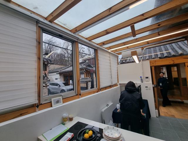 The interior of  one of Seoul's publicly-owned hanok in Wonseo-dong  / Hankook Ilbo