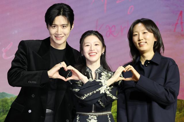 From left, actors Kim Seon-ho and Go Youn-jung, with director Yoo Young-eun / Yonhap