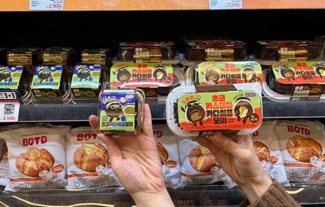 Emart24’s Chocolate Castella Kataifi Mochi and Chocolate Kataifi Mochi, released last month / Courtesy of Emart24