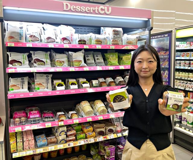 CU private-brand desserts inspired by dujjonku (Dubai chewy cookie), including the Kataifi Chocolate Chewy Rice Cake / Courtesy of BGF Retail