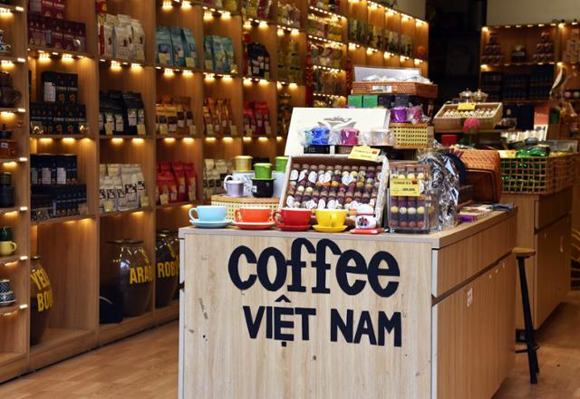 A coffee shop in Hanoi, Vietnam / Hankook Ilbo