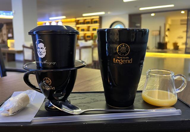 Coffee from Vietnamese local brand Trung Nguyen. A phin filter sits atop the cup for brewing, while condensed milk, right, is served separately to allow customers to adjust sweetness. Hankook Ilbo