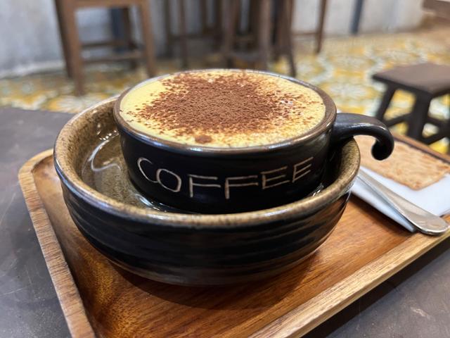 Vietnamese egg coffee, made with egg yolk / Hankook Ilbo