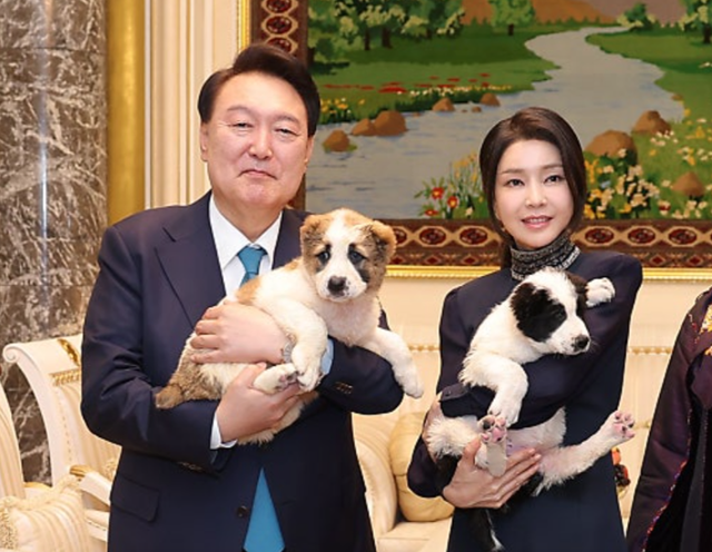 Former President Yoon Suk Yeol and first lady Kim Keon Hee hold Alabai puppies, the national dog of Turkmenistan, during a state dinner at a hotel in Ashgabat, Turkmenistan, Jun. 10, 2024. Courtesy of the Presidential Office