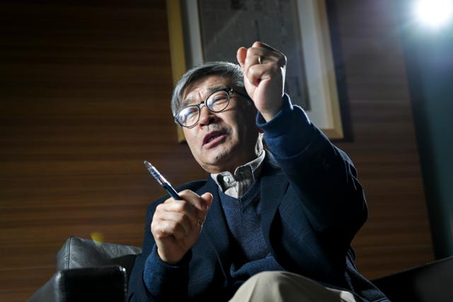 Kim Dong-seok, head of the nonprofit Korean American Grassroots Conference, speaks during an interview with the Hankook Ilbo at its headquarters in Jung-gu, Seoul, Jan. 8. Korea Times file